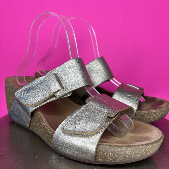 Clarks Temira East Metallic Gold Leather Slip On Cork Wedge Sandal Sz 9.5 - Picture 1 of 7